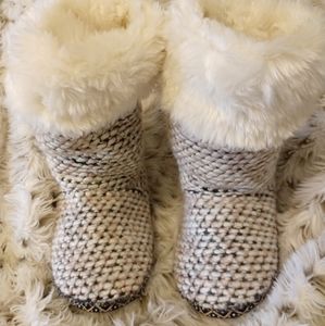 Aeropostale Knit and Sherpa style slipper booties